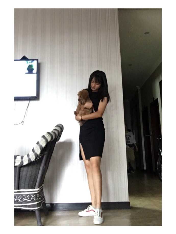 街头拐角处，鲁西西ii驻足停留，库里球衣外搭一件牛仔外套，大长腿在阳光下格外抢眼，尽显青春时尚