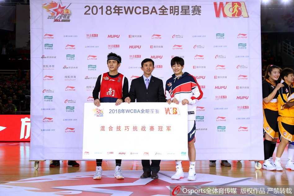 三分大赛中，沈部女篮的金佳宝出手如电，皮球在空中划出完美弧线应声入网。她最后五个花球全中，用22分的满分表现征服全场，加冕三分王。