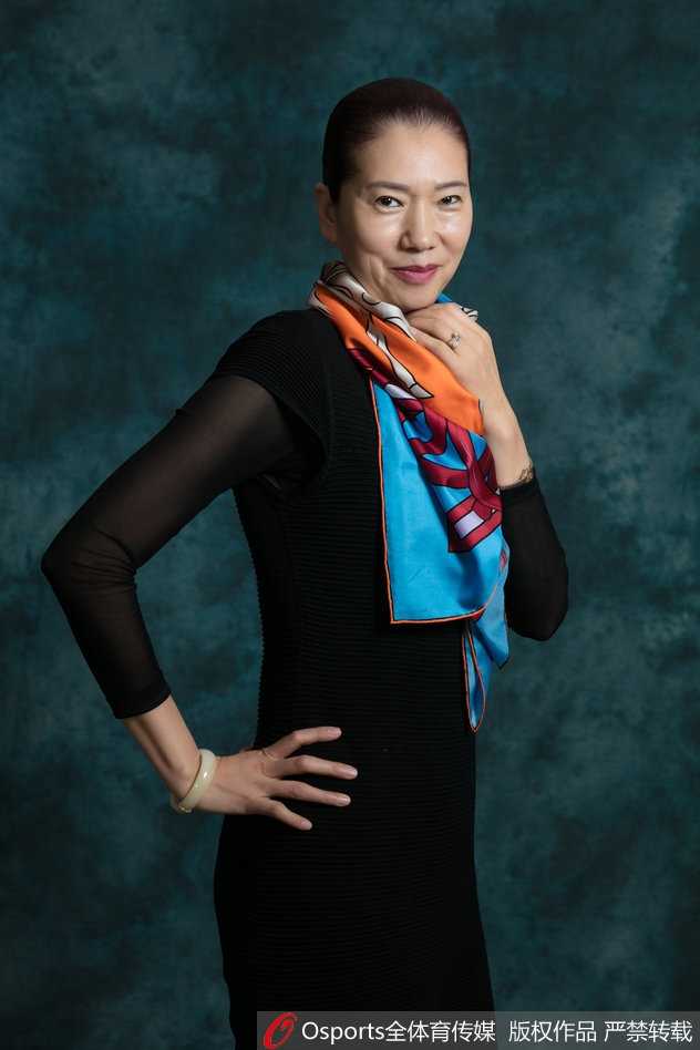 北区明星队后卫王丽丽眼神如炬，单手稳稳托住篮球，深色的训练服勾勒出她矫健的臂膀线条，仿佛下一秒就要冲破画面的束缚，将赛场上的凌厉气势带到了镜头前。