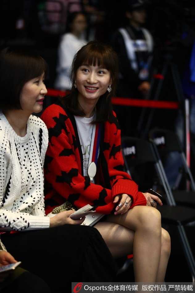 刘美戴着时尚的宽檐帽，侧身回眸的瞬间被镜头捕捉，精致的妆容和耳畔闪耀的饰品在球馆灯光下显得格外动人，尽显优雅气质。