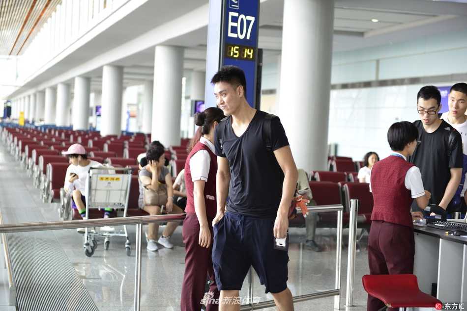 在候机大厅中，球员们三五成群地交流着，有人低头看着手机，有人则透过落地窗凝望着停机坪上的银鹰。漫长的飞行过后，等待他们的将是高强度的特训与残酷的队内竞争。