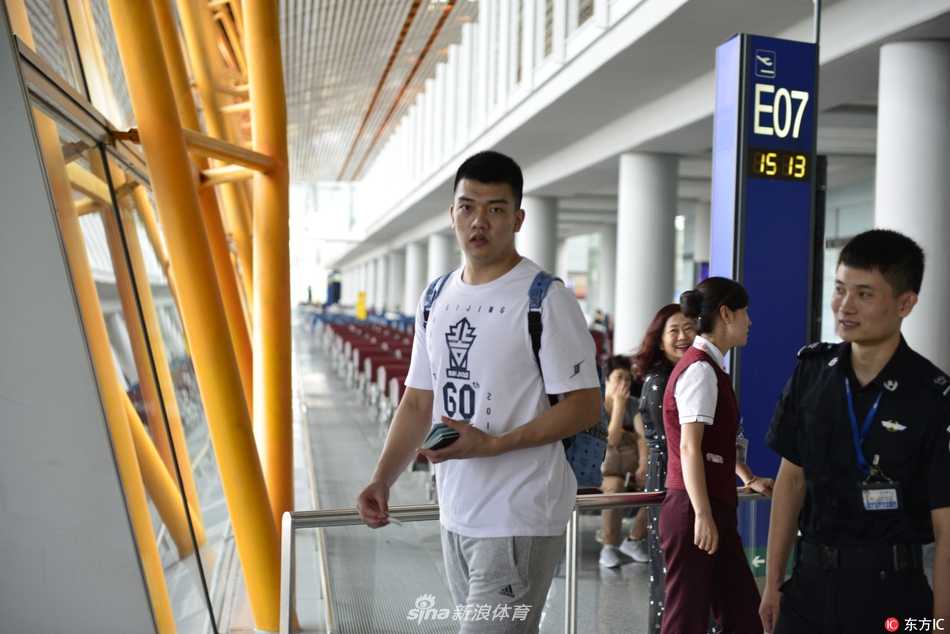 球员们依次办理登机手续，硕大的行李箱里装满了训练装备和对新赛季的憧憬。队中年轻面孔神情轻松，他们深知这次跨越太平洋的旅程，将是自己职业生涯中一次宝贵的加速器。