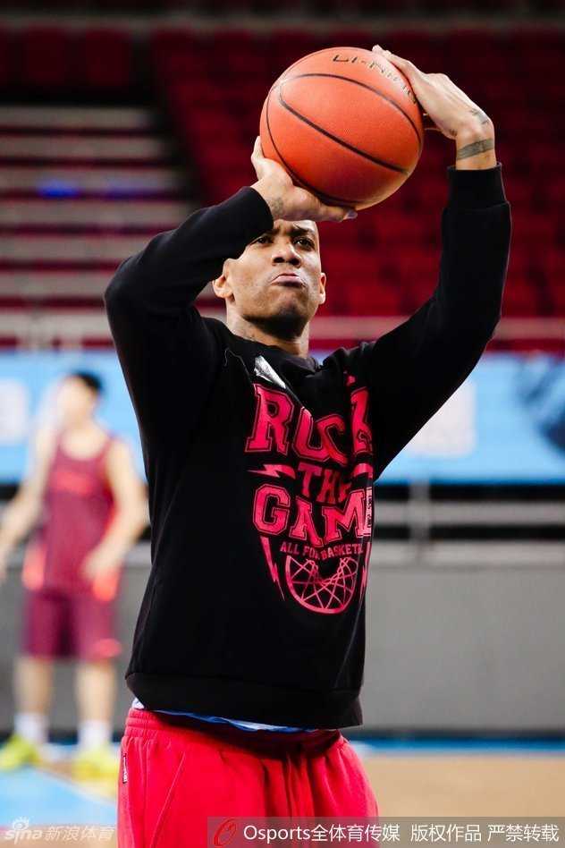 莫里斯出现在训练场，伤愈归来的他神态轻松，与队友进行着简单的传切配合，他的健康回归对内线攻防至关重要。