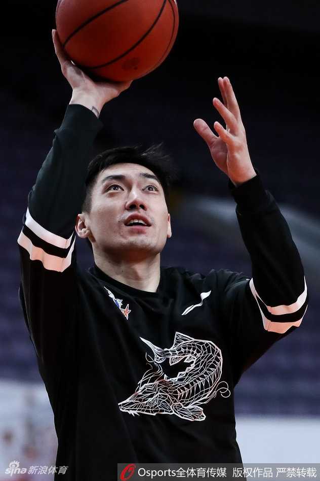 主帅范斌手持战术板眉头紧锁，向球员比划着关键战术，队员们围拢倾听神情专注