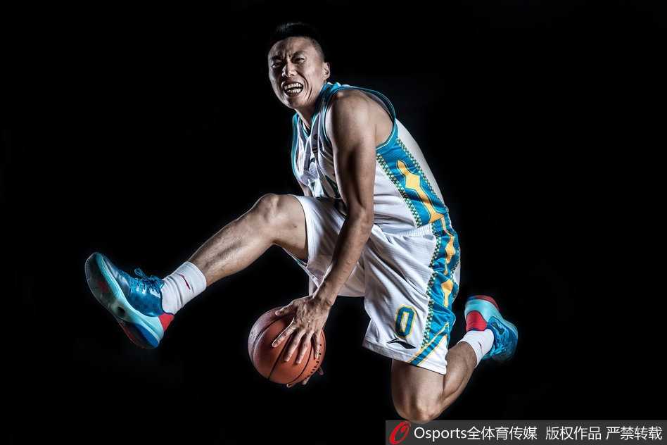 在这幅光影交错的作品中，王哲林如定海神针般矗立，肌肉线条在逆光中勾勒出钢铁般的轮廓，仿佛在宣告内线禁区的绝对主权。