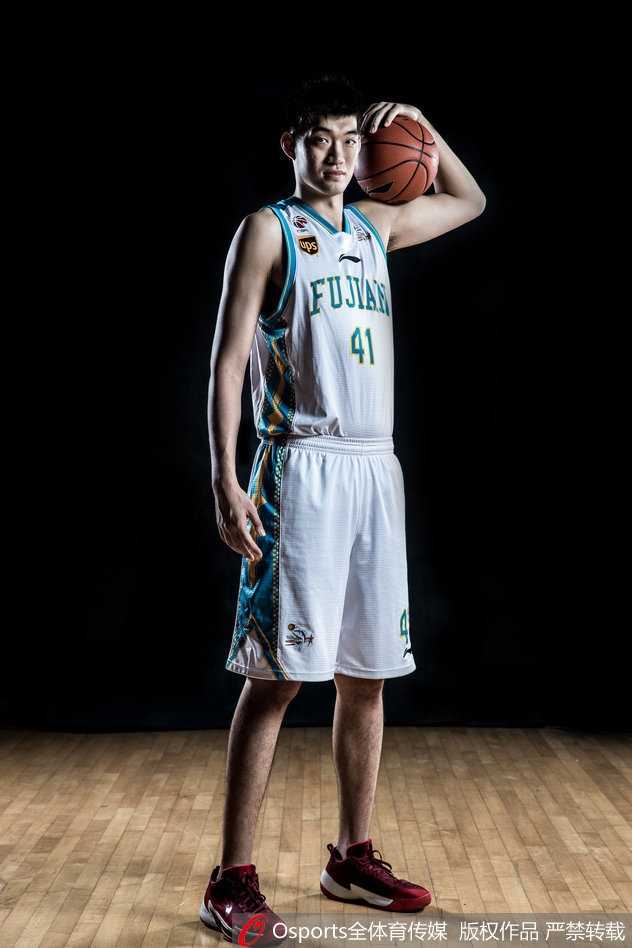 赵泰隆与陈林坚并肩而立，眼神如猎鹰般锐利穿透镜头，他们身后的光影拖曳出长长的轨迹，象征着随时准备在三分线外划出致命弧线。