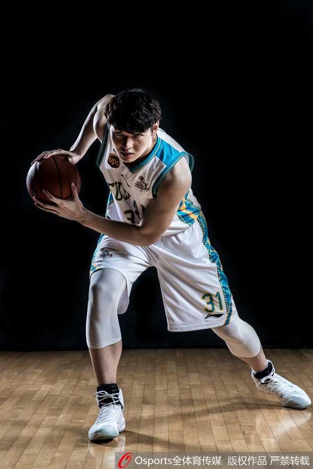 外援拉斯·史密斯在聚光灯下运球疾走，水花四溅的特效仿佛将球场变为激流，他灵动而狡黠的笑容预示着将在新赛季用速度撕裂每一道防线。