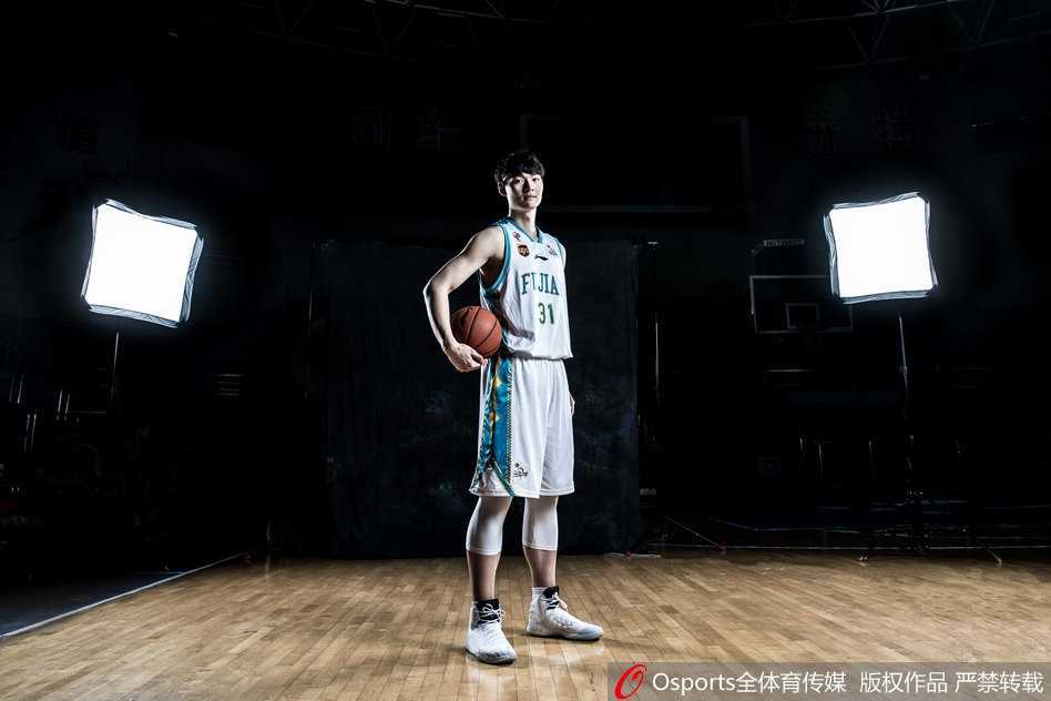 全队在海边的集体剪影，落日熔金洒在他们身上，球员们面向大海振臂高呼，背影连成一堵坚不可摧的移动长城，象征着团结一心的团队力量。