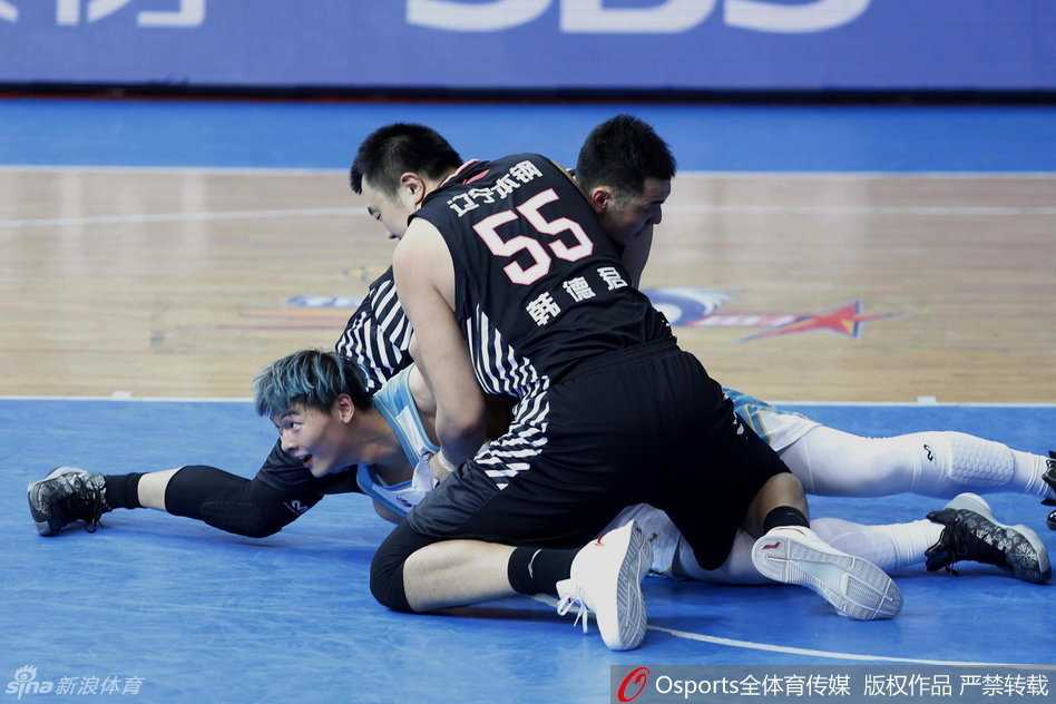 王哲林与韩德君在禁区肌肉碰撞，大王奋力跃起试图封盖功夫熊猫的勾手投篮