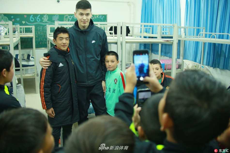 被称作新疆梅西的小球员凯迪尔丁在比赛中带球突破，他身形灵活，脚下的足球仿佛黏在脚上一般，眼神专注地盯着前方。