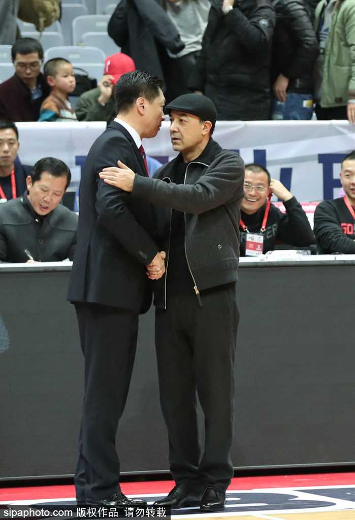 广厦队李京龙在外线果断出手三分，皮球在空中划出一道美丽的弧线，父亲的射手基因在这一刻完美显现。