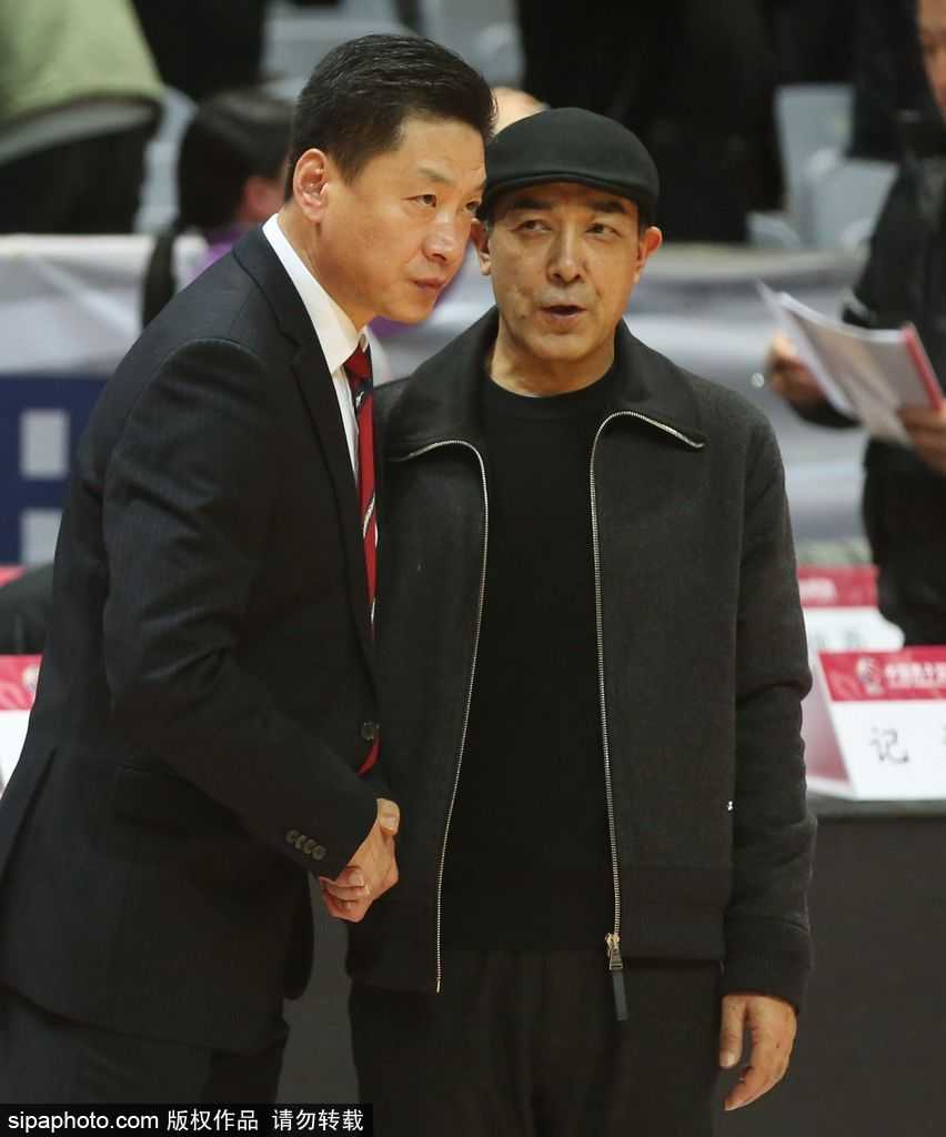 赛后两人握手寒暄，脸上都带着从容的微笑，背后的记分牌记录着比分，却记录不下这跨越二十余载的深厚情谊。