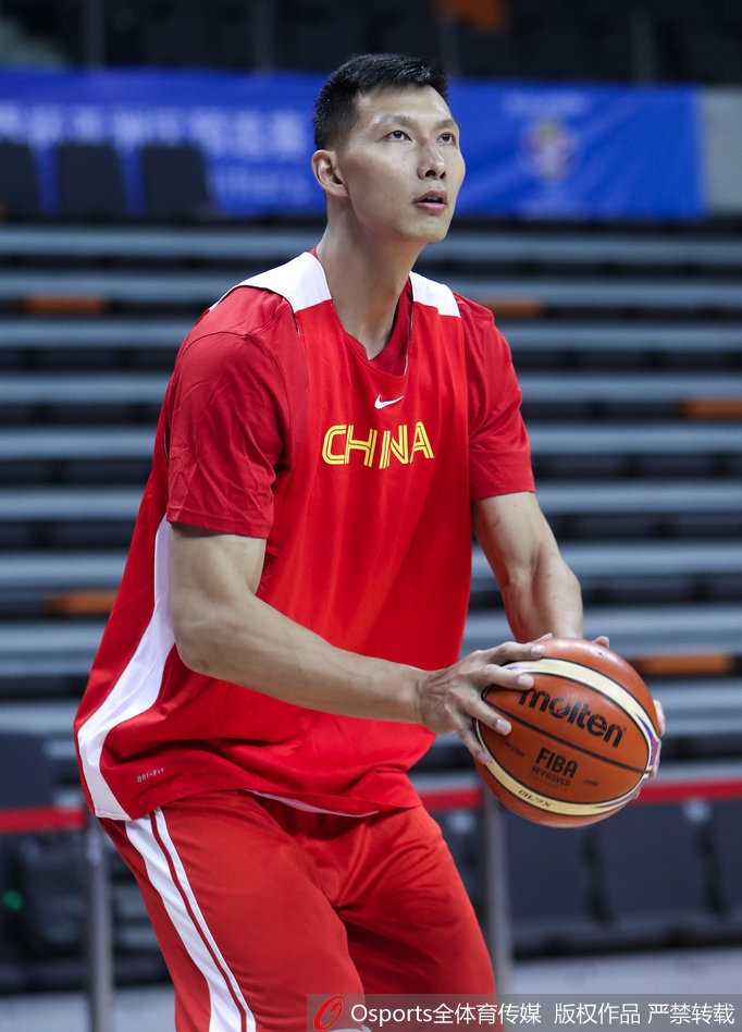 郭艾伦在训练中快速突破,手腕上缠着绷带,表情坚毅地准备迎接新西兰队的强悍挑战