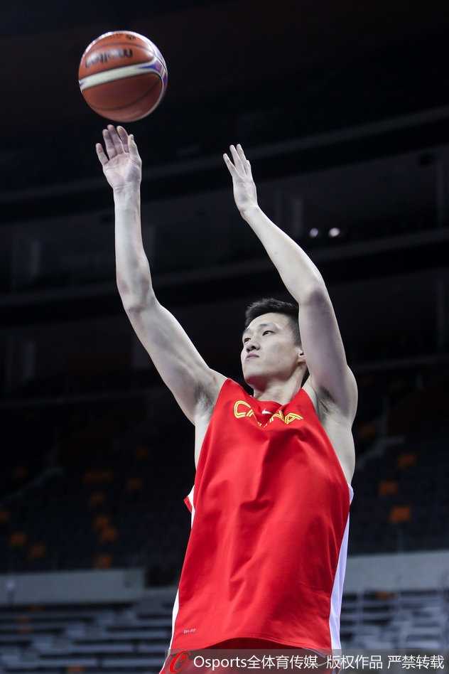 韩德君在内线卡位要球,庞大的身躯在训练对抗中像一座高塔,准备用力量捍卫中国队禁区