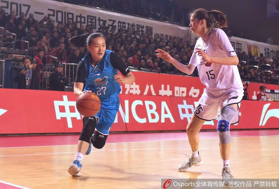 辽宁队外援伊丽莎白在陕西队多人围堵下强行出手，肌肉碰撞的瞬间展现了女篮比赛的激烈对抗。