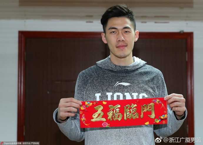 全队围在一起展示手中各式福字，红红火火的氛围中透露出这支冠军球队强大的凝聚力和向心力