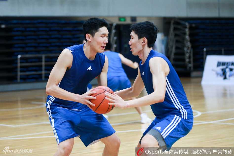 训练结束后，雅尼斯与闵鹿蕾握手交谈，身后是空旷的训练馆，这一握手的瞬间象征着北京男篮新老教练班子的顺利交接。