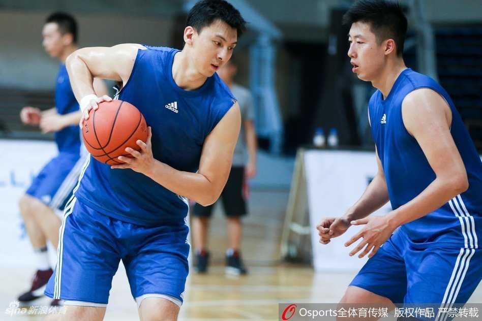 雅尼斯在训练中突然叫停，通过翻译郭维盛向场上队员面授机宜，他夸张的手势和严厉的表情表明他对战术跑位的要求近乎苛刻。