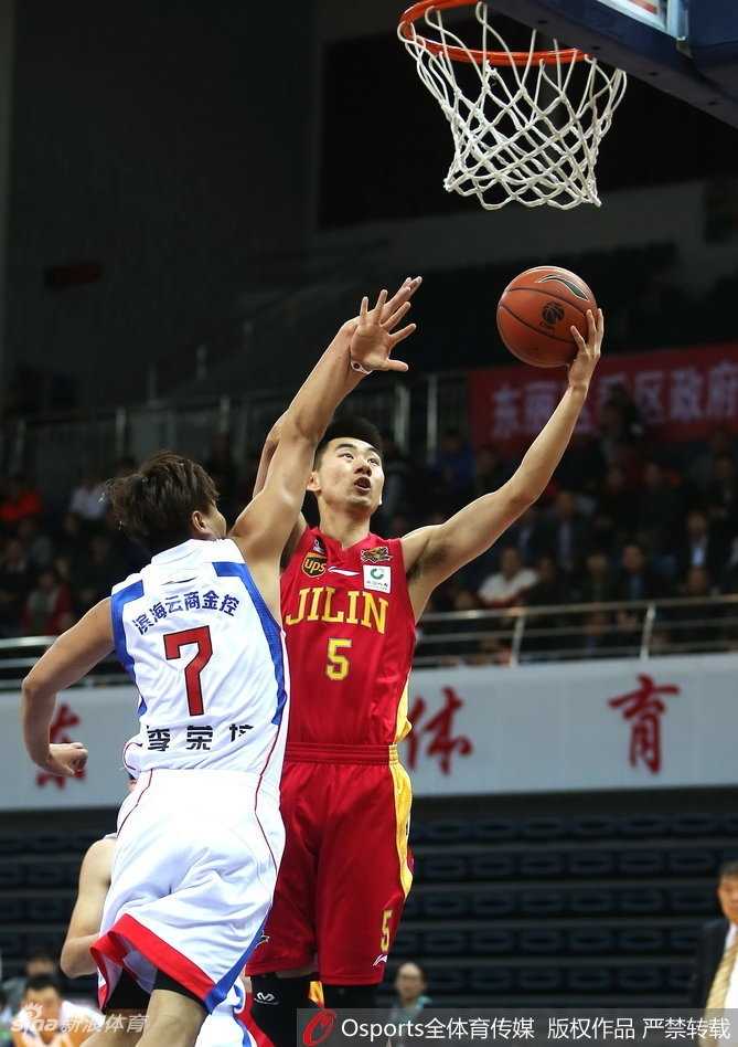 吉林队外援兰德里在天津队内线群中强行起跳，展示其强大的上肢力量和得分欲望。