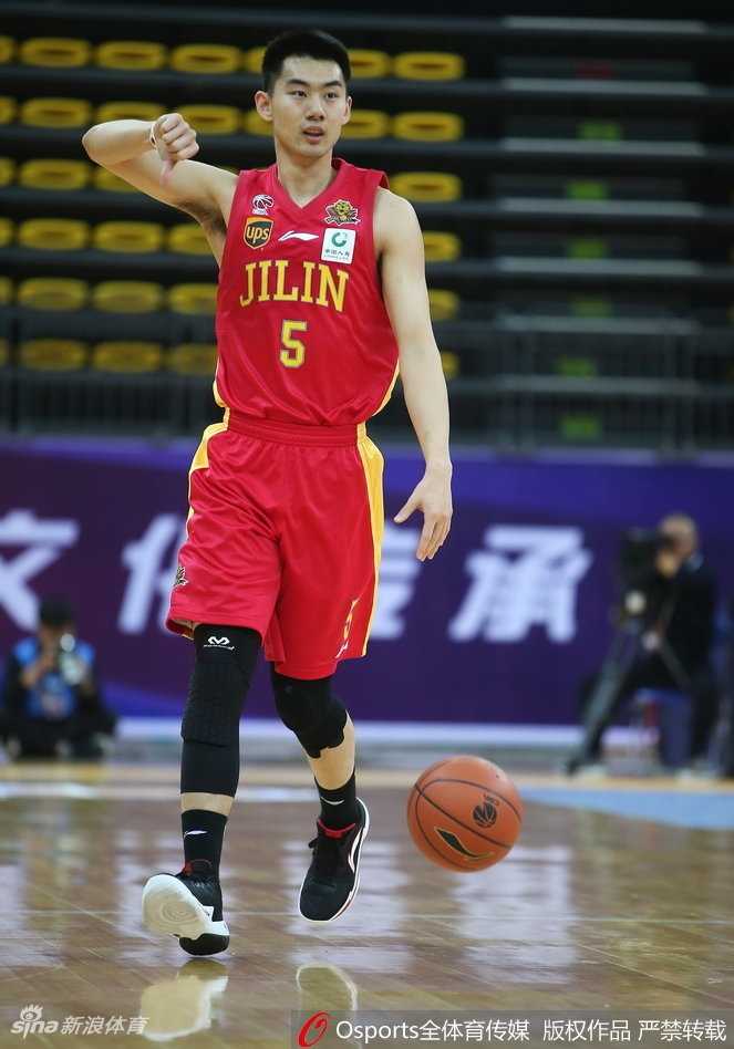 老将田垒在比赛最后时刻手起刀落，命中一记决定比赛胜负的关键三分，霸气怒吼。