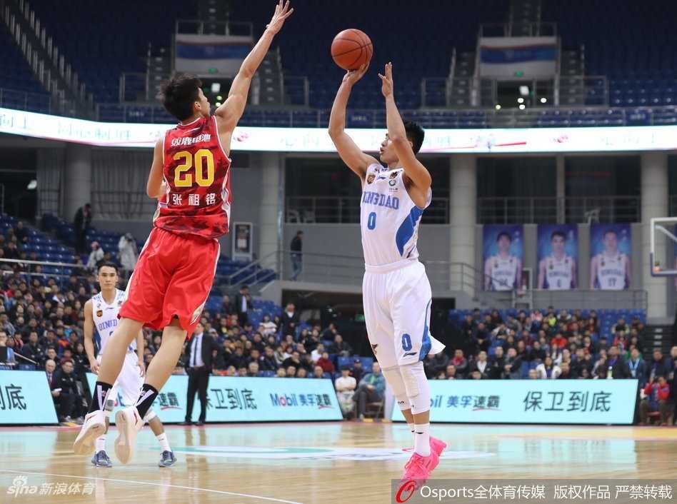 八一队年轻内线付豪在比赛中奋力卡位，他本场面对强敌砍下15分8篮板的准两双数据，是球队为数不多的亮点。