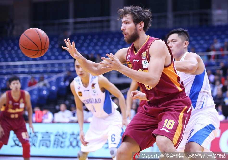 吉布森面对浙江队的严密防守，犹如灵蛇出洞，强行突破上篮，眼神中透着不甘与决绝