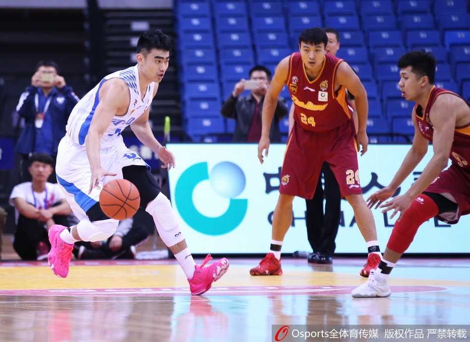 浙江外援威姆斯如重型坦克般碾入青岛内线，在三人围堵下依然强硬出手，肌肉碰撞的声音仿佛穿透屏幕