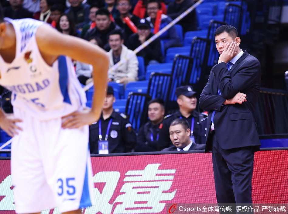 斯托克斯在内线卡位抢篮板，他的复出如同给浙江队内线加装了钢筋铁骨，让青岛队的突破屡屡无功而返