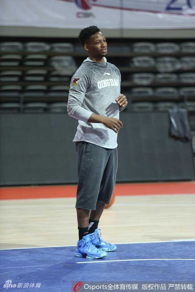 苏伟在篮下卡位要球，肌肉线条分明，身后防守球员全力顶防