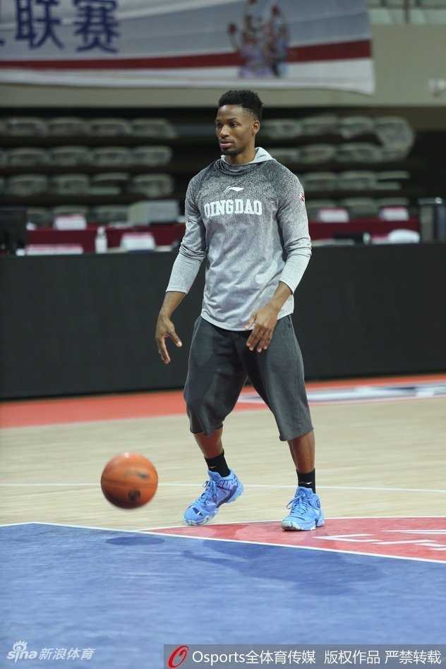 张骋宇持球加速突破，防守球员紧跟不舍，训练对抗强度堪比实战