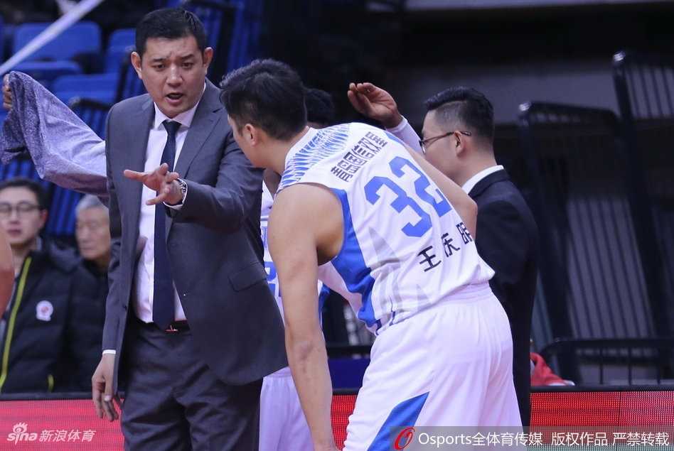 青岛新援梅斯状态火热，迎着防守队员高高跃起，自信地出手三分，篮球在空中划出一道美丽的弧线。