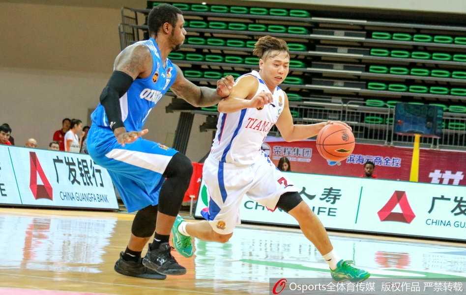 青岛队外援琼斯迎着防守人干拔三分，皮球在空中划出一道彩虹弧线，应声入网，这是他全场48分的缩影。