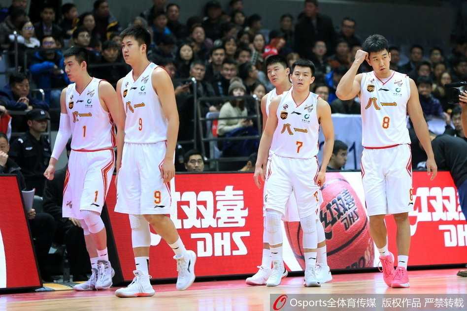 青岛队中锋苏伟在八一队篮下展现出强大的统治力，他背身单打后转身勾手，篮球划出一道美妙的弧线落入网窝。