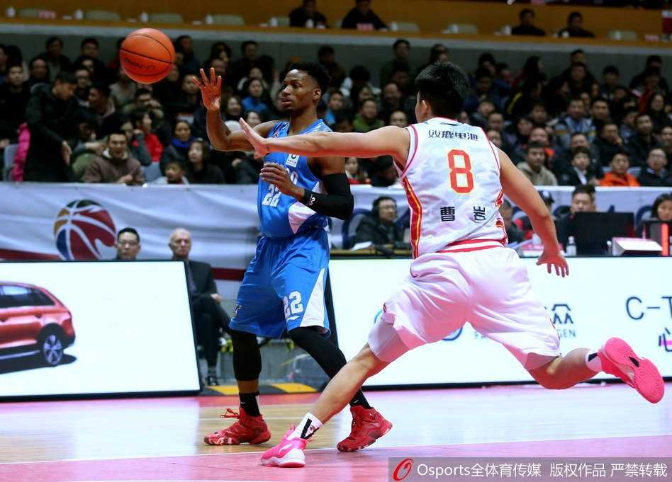 青岛队大外援梅斯在进攻端势不可挡，他顶开八一队的防守球员，单手劈扣，展现出惊人的爆发力。