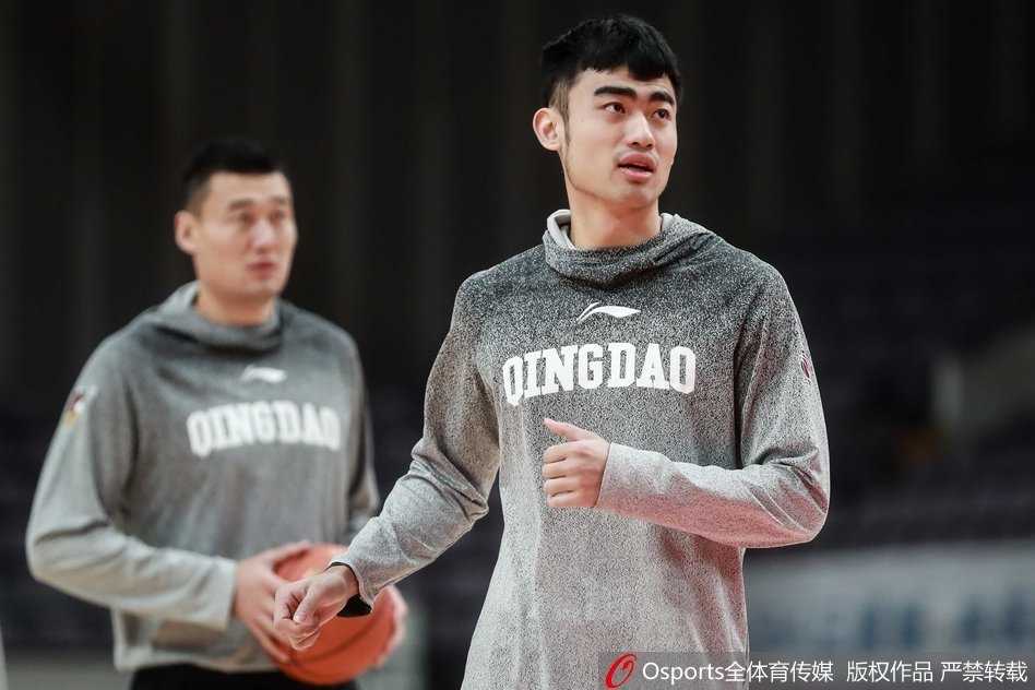 琼斯在罚球线上准备出手，嘴唇微微上翘，专注度极高仿佛无视外界干扰