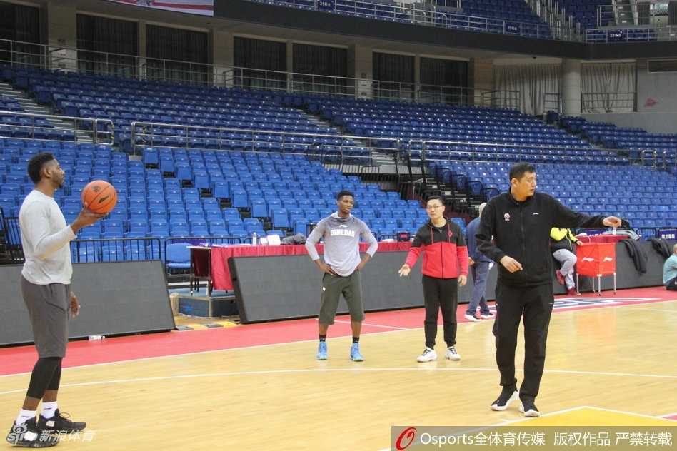 梅斯在训练中展现柔和手感，一次漂亮的转身跳投命中后，篮球穿过篮网的瞬间被定格，队友们纷纷为他这次精彩的进攻表现鼓掌叫好。