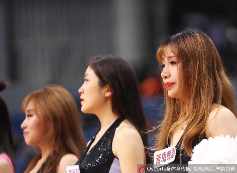 青岛篮球宝贝:热舞燃爆赛场,汗水浇灌的青春最美丽 聚光灯下,篮球宝贝们整齐划一的动作充满了力量感,性感的舞姿背后是无数次排练留下的汗水与坚持