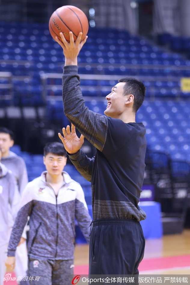 青岛赛前训练场上的老友记:李秋平与巩晓彬的轻松一瞬 青岛队外援吉布森在训练中运球突破,眼神犀利,他的个人能力将是球队对抗强敌新疆的重要武器。