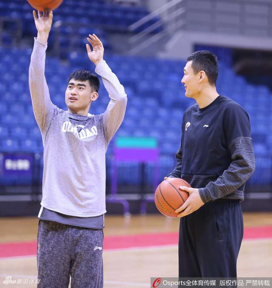 青岛赛前训练场上的老友记:李秋平与巩晓彬的轻松一瞬 新疆队主帅李秋平在青岛训练场边神情轻松,面对昔日爱徒的球队,他正思考着如何破解巩晓彬布下的防守阵型。