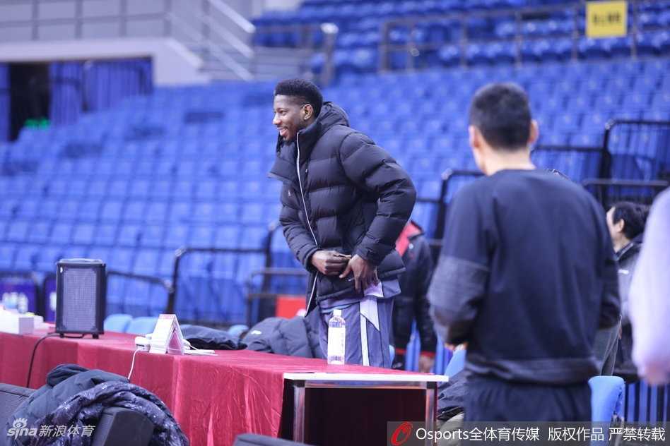 青岛赛前训练场上的老友记:李秋平与巩晓彬的轻松一瞬 训练结束后,李秋平与巩晓彬在场边握手告别,两人面带笑容,尽显名帅风范与君子之交。