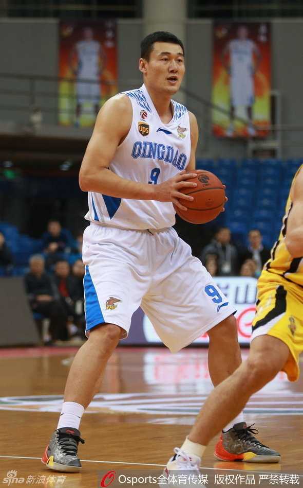 青岛险胜北控,苏伟硬扛巴蒂斯塔演绎经典肉搏战 苏伟低位持球硬凿内线,如山般沉稳,准备顶着防守强势起身终结。