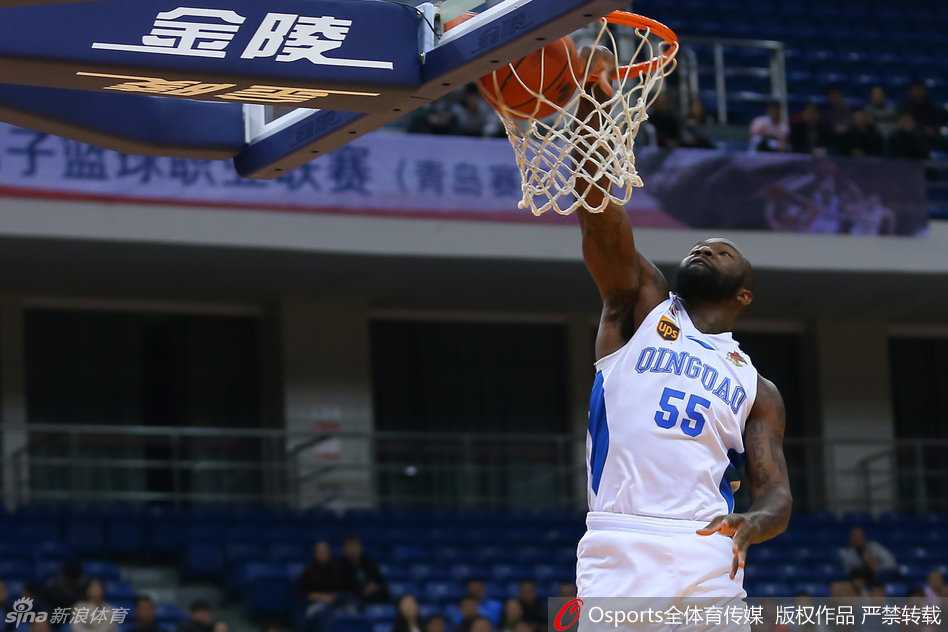 青岛险胜北控,苏伟硬扛巴蒂斯塔演绎经典肉搏战 琼斯天神下凡一般旱地拔葱,在防守球员头顶生生将球砸进篮筐,引爆全场惊呼。
