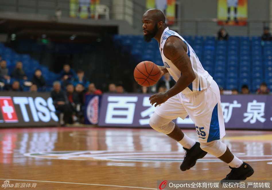 青岛险胜北控,苏伟硬扛巴蒂斯塔演绎经典肉搏战 琼斯大步流星如战车推进,王振宇压低重心卖力防守,手臂交织互不相让。