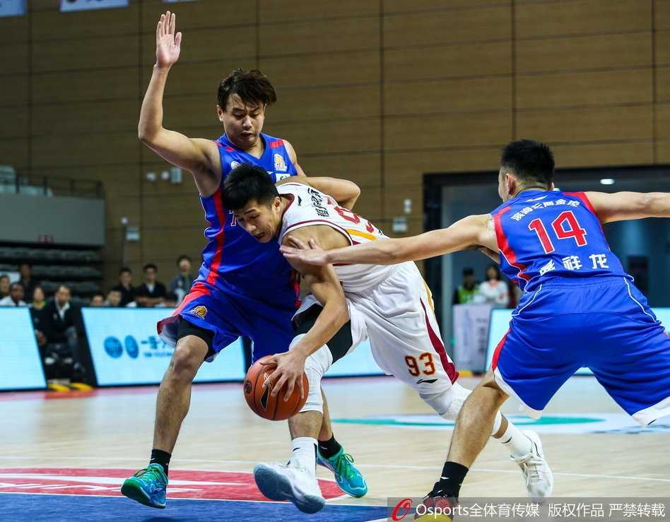 吴前在快攻中如闪电般一条龙直杀篮下，面对空篮轻松上篮得手，这是他全场难得的一次轻松得分