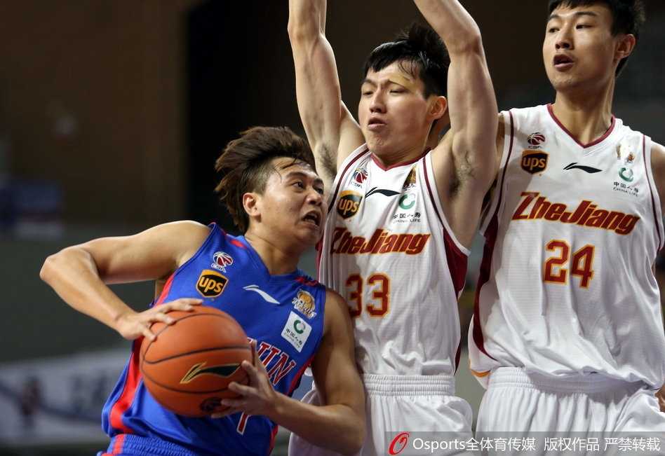 浙江队小将刘泽一在篮下接球后，利用灵活的脚步晃开防守，轻松将球放入篮筐，展现初生牛犊的锐气