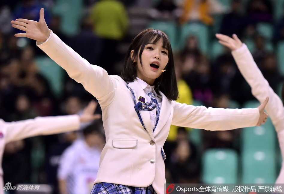 青春主场遇见元气助威 SHY48校服装点辽宁队热血时刻 SHY48成员以体育馆大屏幕为背景摆出可爱的加油手势,身后是热烈的比赛现场,她们的笑容与场馆内的灯光交相辉映。