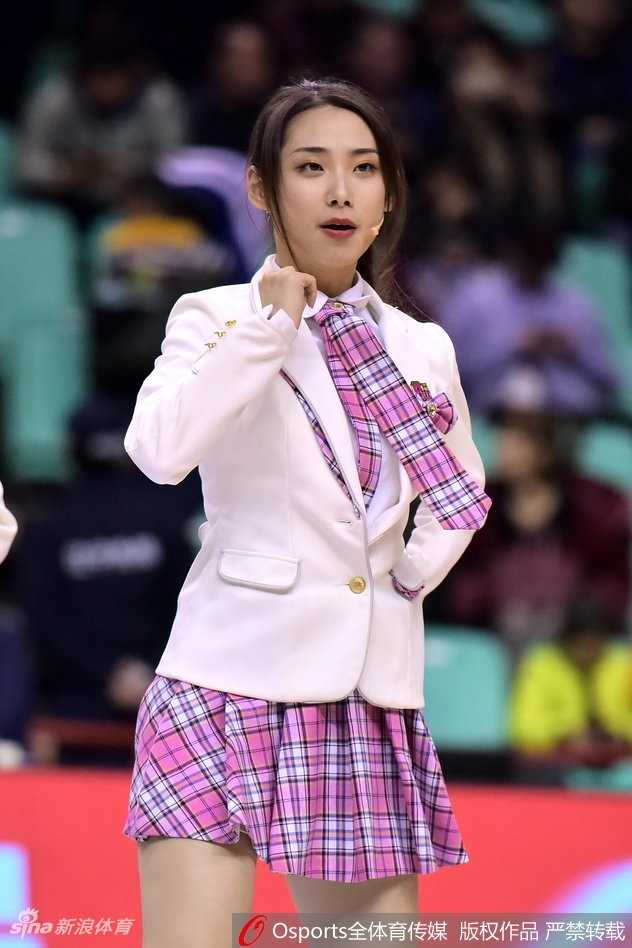 青春主场遇见元气助威 SHY48校服装点辽宁队热血时刻 SHY48成员在辽宁体育馆中央列队摆出活力造型,蓝白相间的校服装扮如同校园漫画中走出的少女,面对镜头露出甜美笑容。