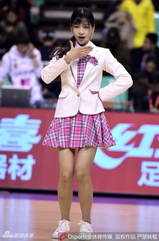 青春主场遇见元气助威 SHY48校服装点辽宁队热血时刻 镜头拉近捕捉到一位SHY48成员的甜美特写,她扎着清爽的马尾辫,正在表演中专注地看向前方,青春的朝气扑面而来。