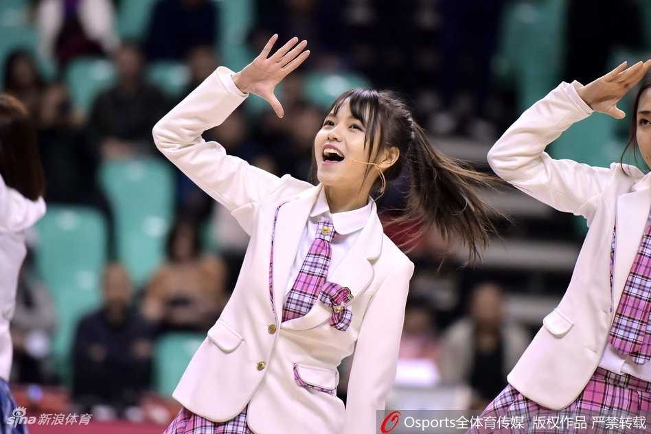 青春主场遇见元气助威 SHY48校服装点辽宁队热血时刻 几位SHY48成员背对镜头向看台观众挥手互动,整齐的队形和充满设计感的服装背面细节,展现了女团训练有素的舞台风范。