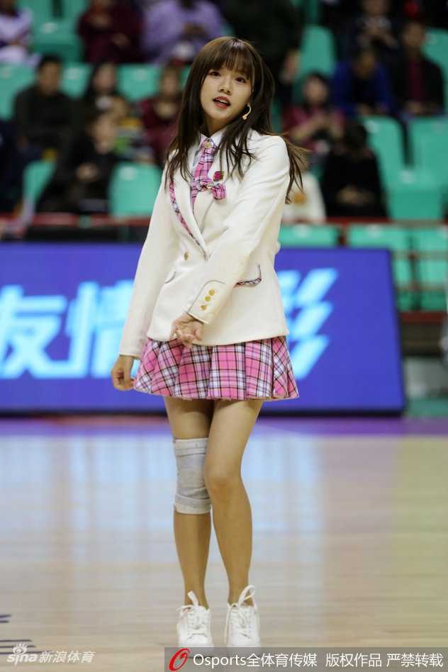 青春主场遇见元气助威 SHY48校服装点辽宁队热血时刻 全景镜头下的SHY48正在场地中央进行动感舞蹈,队形变换整齐划一,蓝白色系的服装在体育馆的灯光下显得格外清新亮眼。